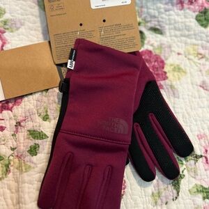 The North Face Women's Gloves - Burgundy and Black